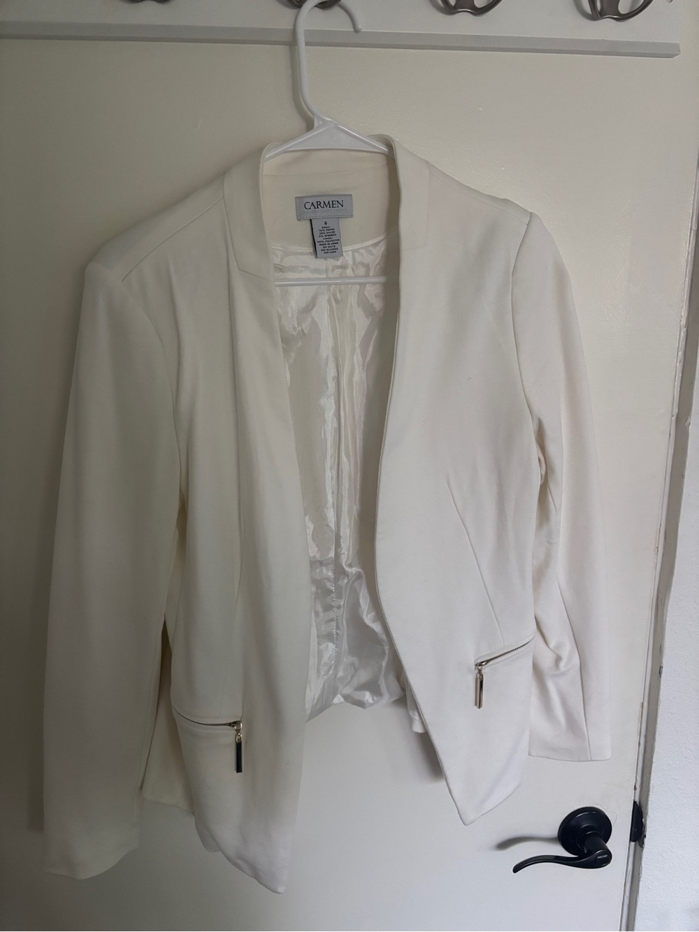 Carmen Marc Valvo Cream Collarless Open Blazer with Zip Pockets